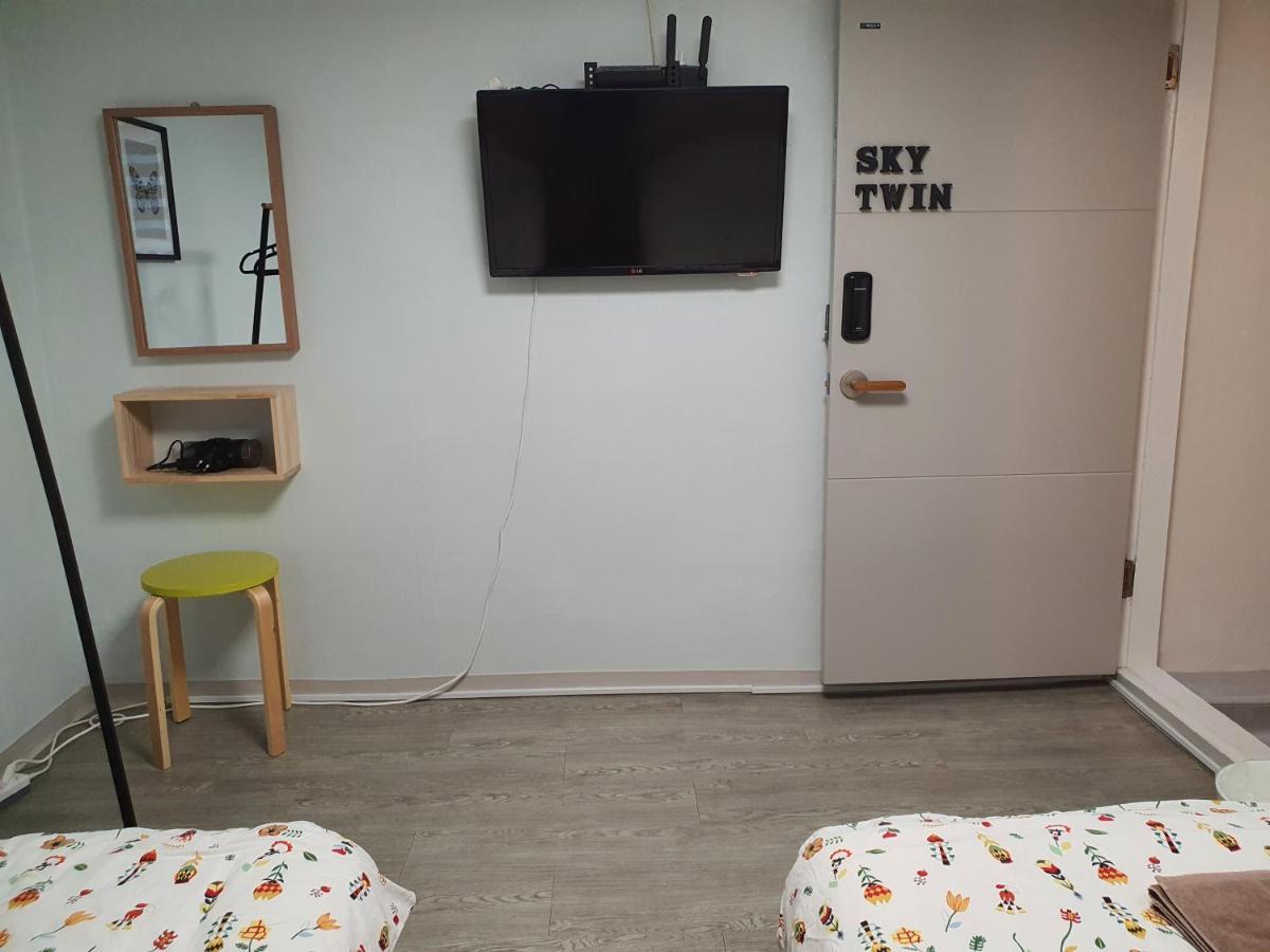 Bunk Backpackers Guesthouse Сеул Экстерьер фото